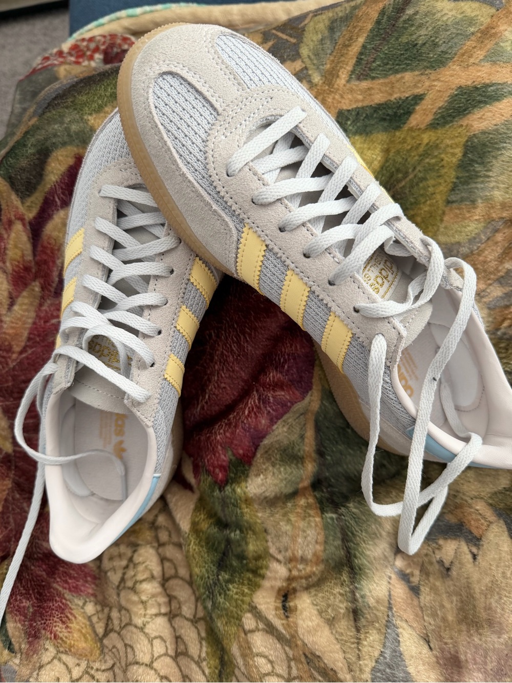 Adidas Handball Spezial Sz Men’s US 6. Light Gray with Pale Yellow Stripe.